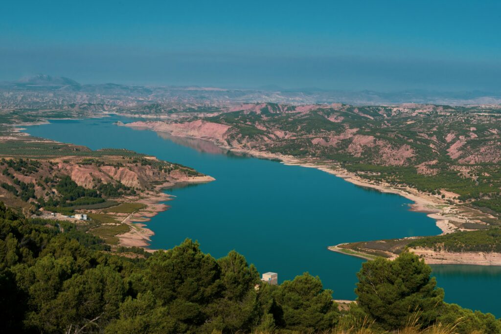 Embalse español rodeado de montañas
