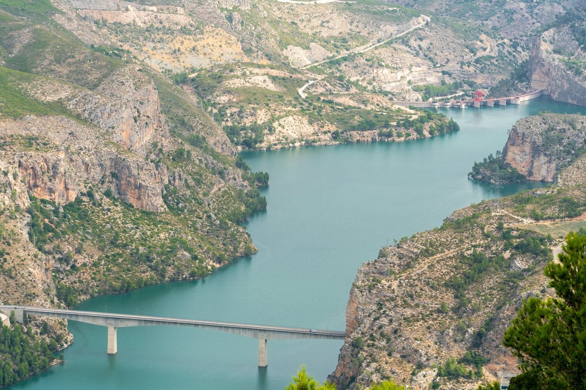 embalse de Cortes de Pallás, cañón y presa sobre el Júcar